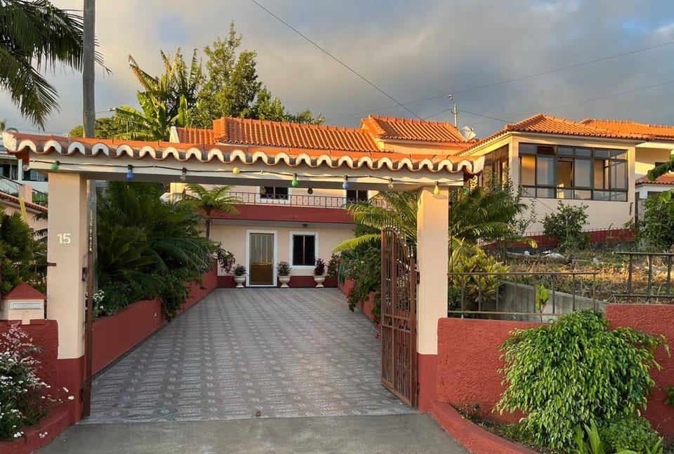 Property building, Garden, Parking