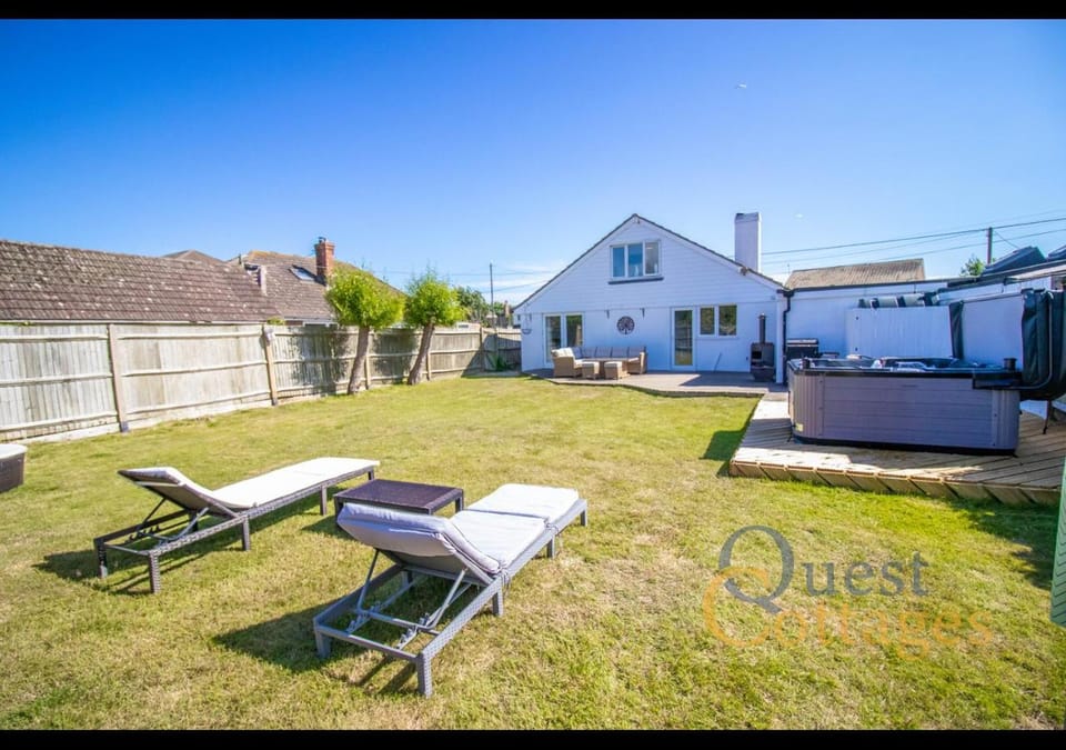 Property building, Patio, Spring, Day, Garden, sunbed