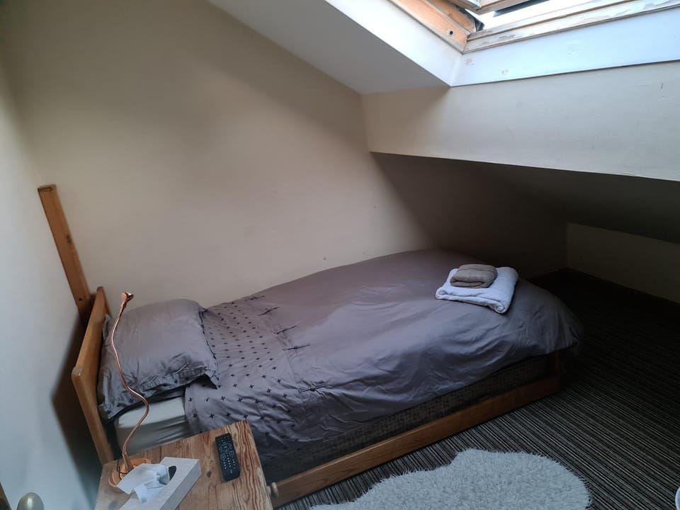 Property building, Bed, Bedroom