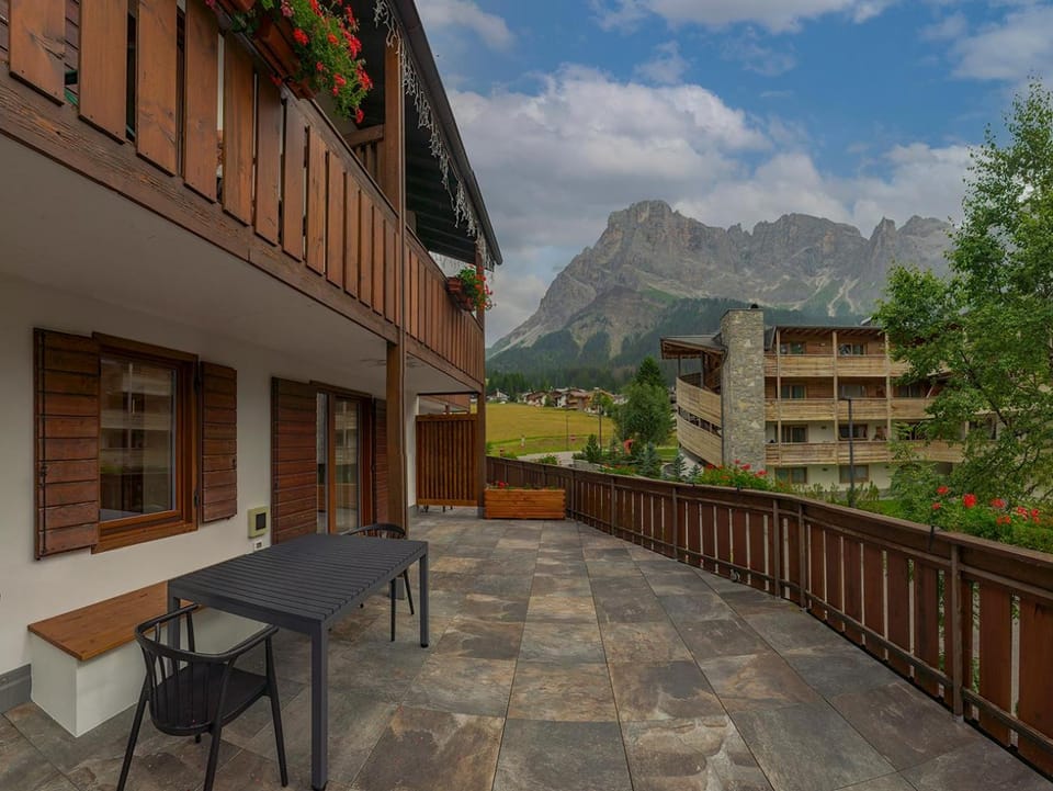 Property building, Balcony/Terrace, Balcony/Terrace