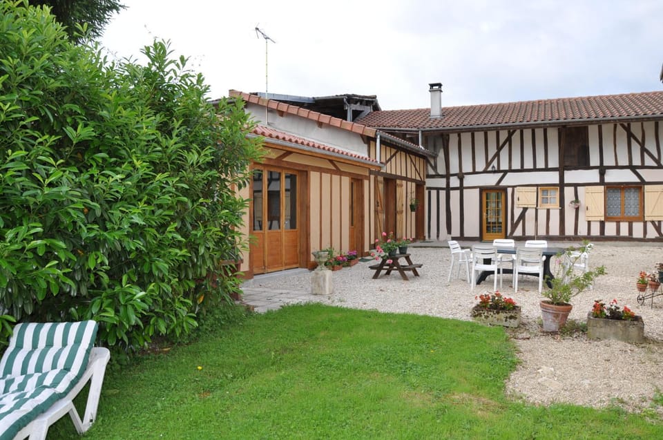 Property building, Facade/entrance, Garden, Balcony/Terrace