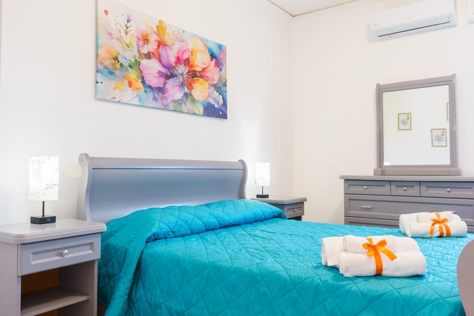 Bed, Photo of the whole room, Bedroom, towels, air conditioner