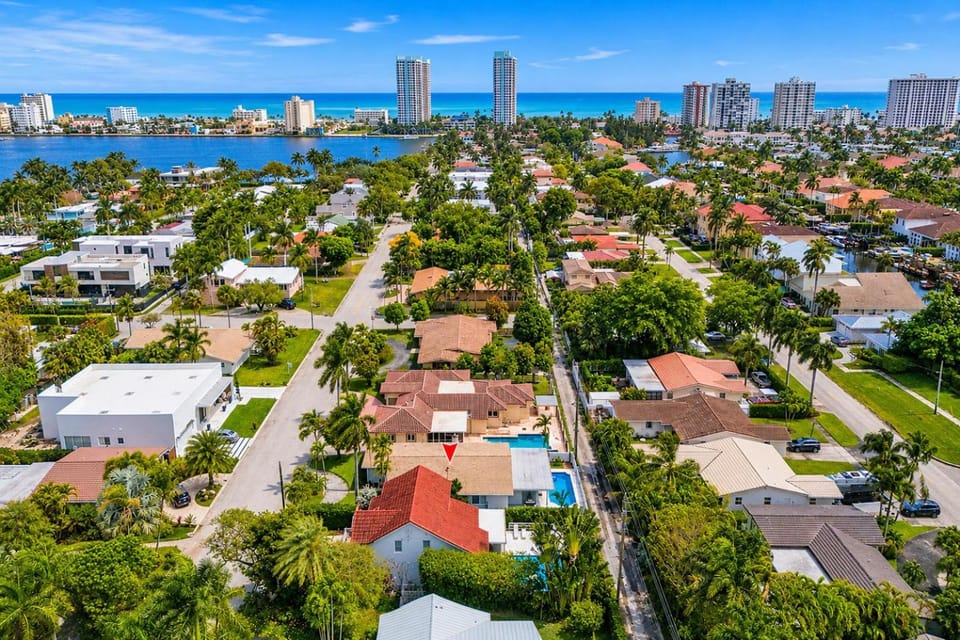Property building, Neighbourhood, Bird's eye view, Sea view, Location