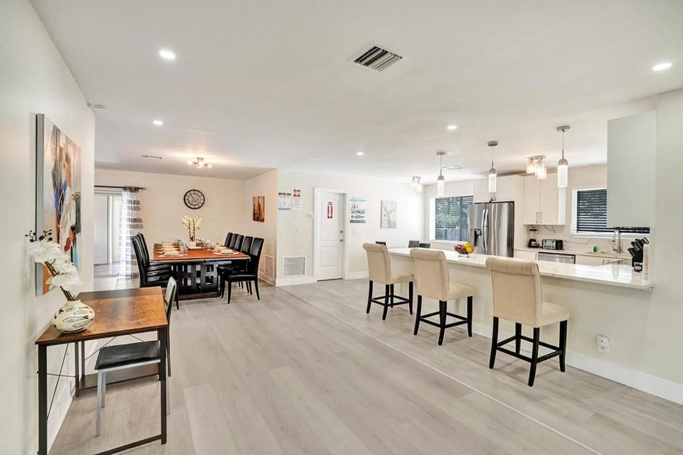 Kitchen or kitchenette, Seating area, Dining area, oven, stove