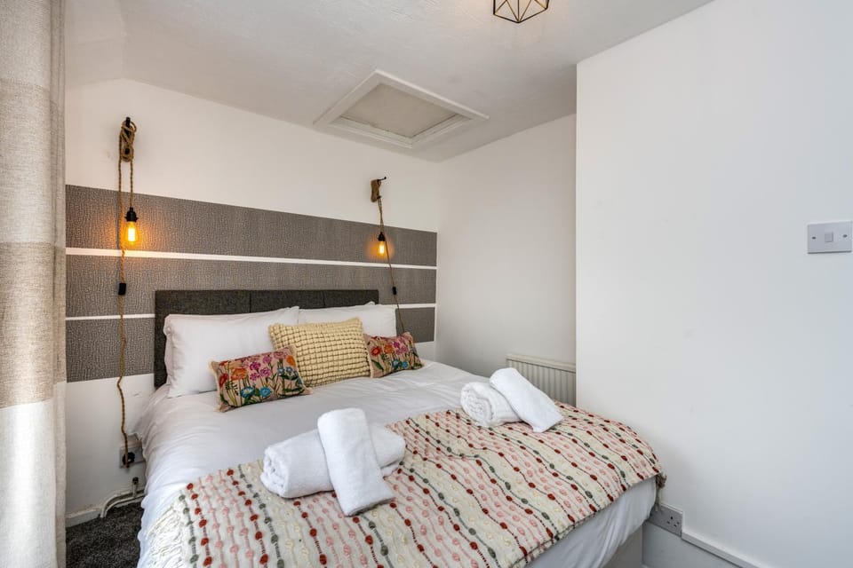 Bed, Photo of the whole room, Bedroom, towels