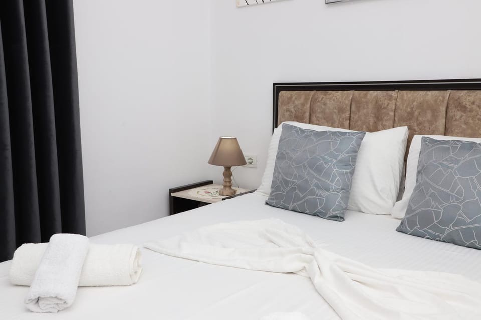 Bed, Photo of the whole room, Bedroom, towels