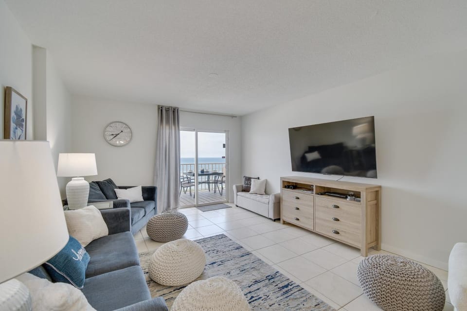 Beachfront Condo in Gulf Shores w/ Pool Access! House in West Beach
