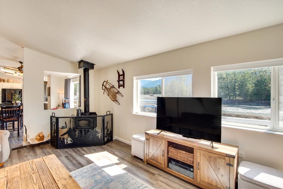 18 Mi to Mt Rainier! Scenic Cowlitz River Escape House in Washington
