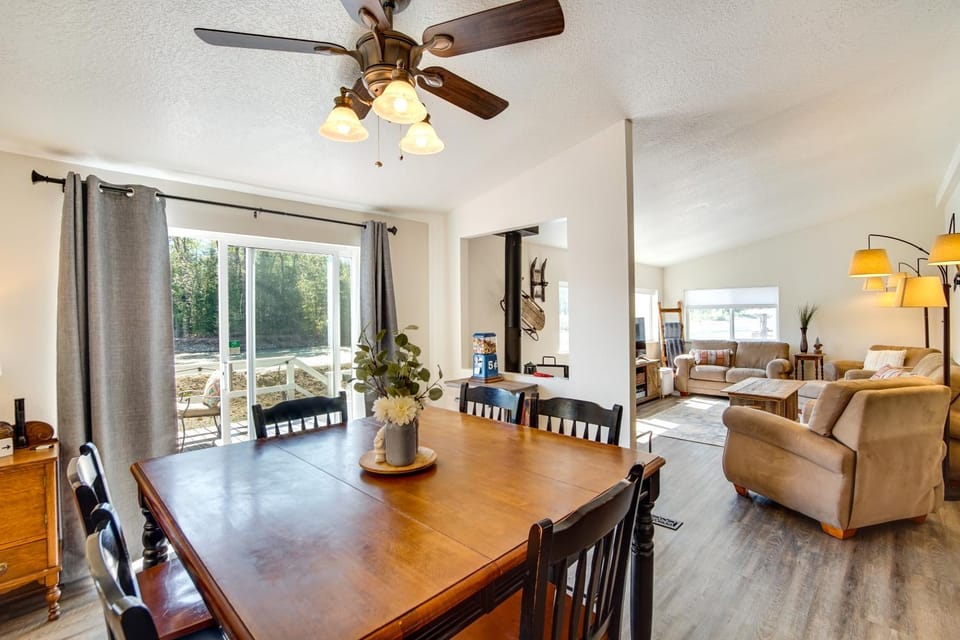 18 Mi to Mt Rainier! Scenic Cowlitz River Escape House in Washington