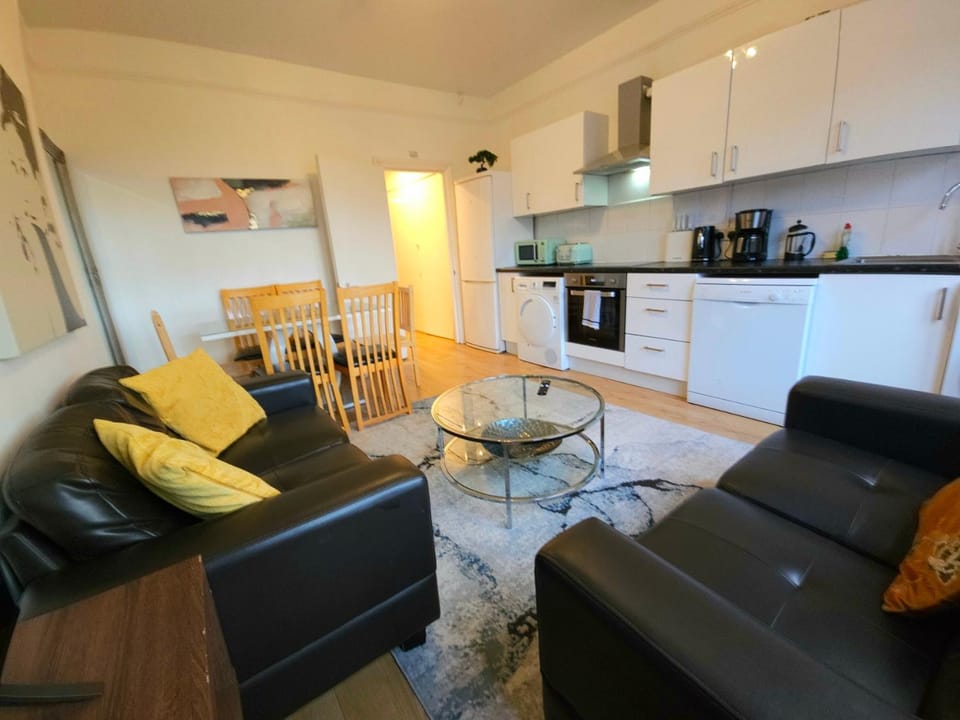 Kitchen or kitchenette, Living room, Seating area, Dining area