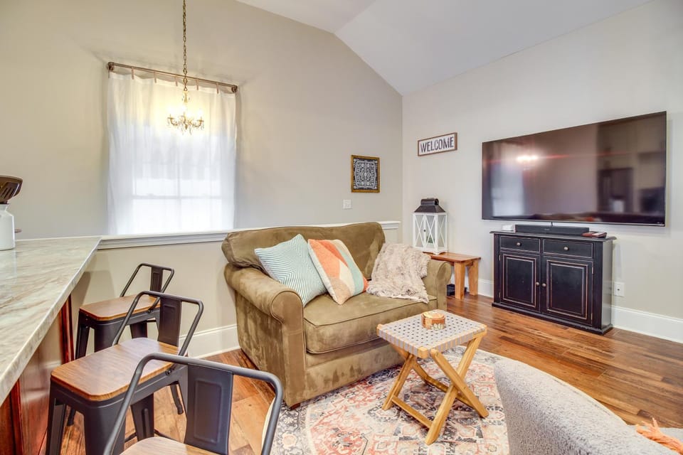 Cozy Savannah Vacation Rental w/ Fenced Courtyard! Apartment in Savannah