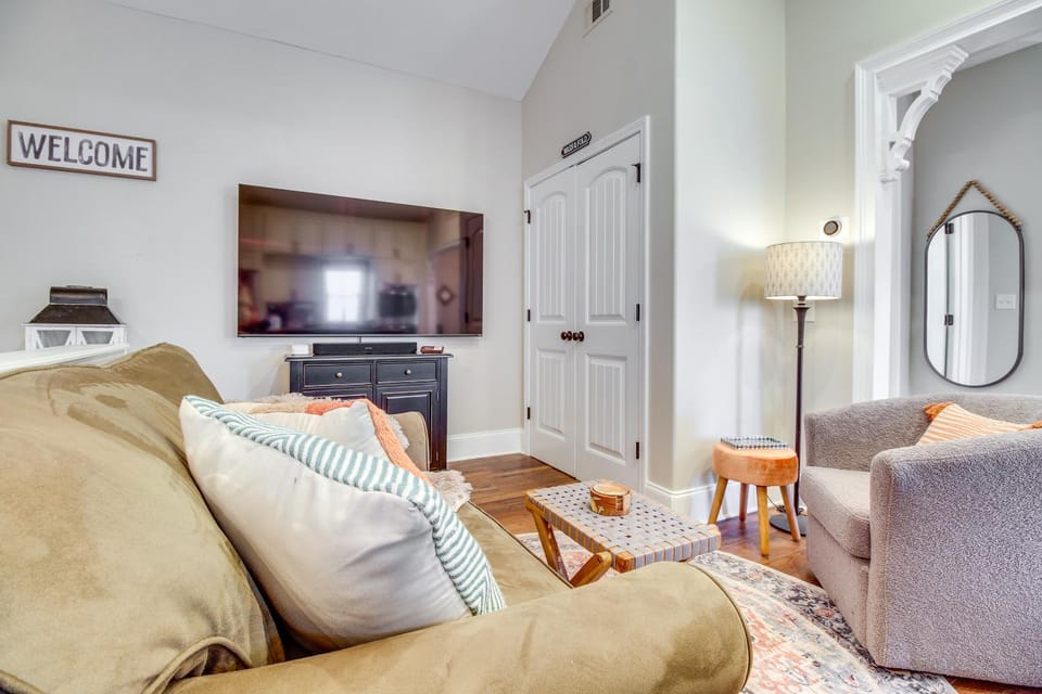Cozy Savannah Vacation Rental w/ Fenced Courtyard! Apartment in Savannah