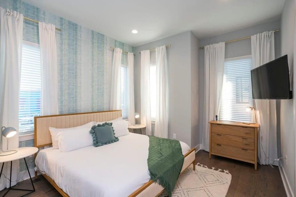 1 Mile to Downtown 4BR 4BA w Rooftop Deck House in Nashville