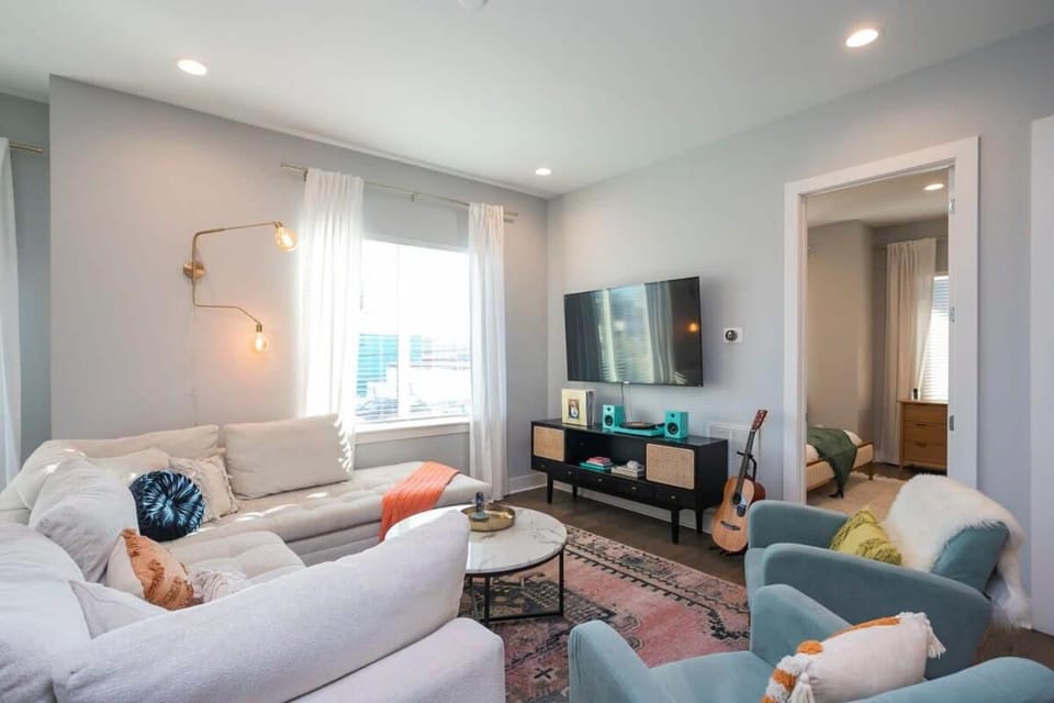 1 Mile to Downtown 4BR 4BA w Rooftop Deck House in Nashville