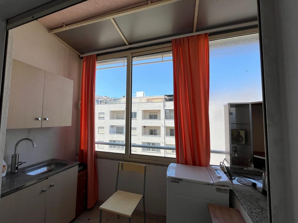 Kitchen or kitchenette, minibar
