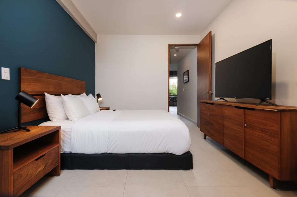 Bed, TV and multimedia, Photo of the whole room, Bedroom