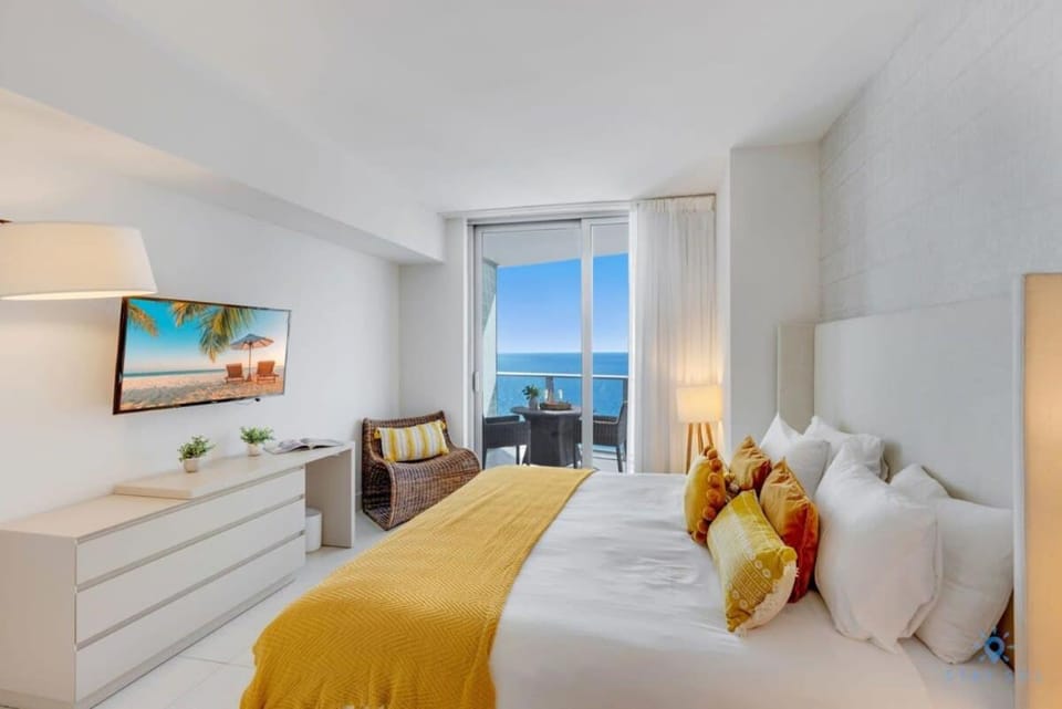 Insane Ocean View Balcony Beachfront Condo Pool Apartment in Hollywood Beach