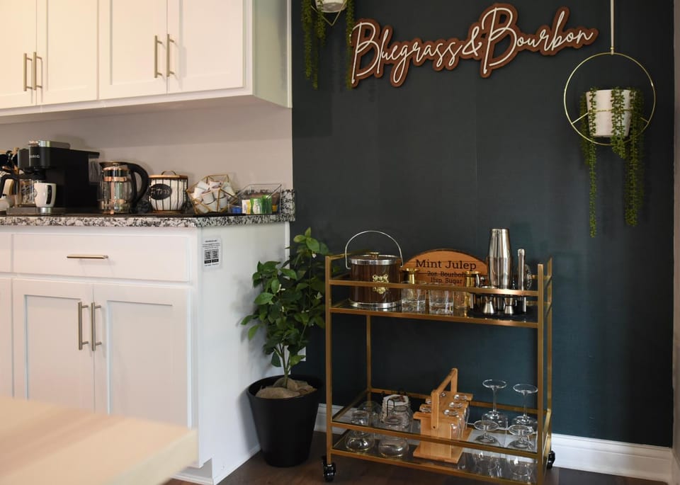 Coffee/tea facilities, oven