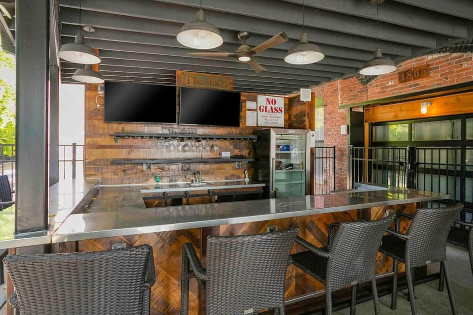 The 1865 Nashville Experience With Speakeasy, Pool & Parking Apartment in Nashville