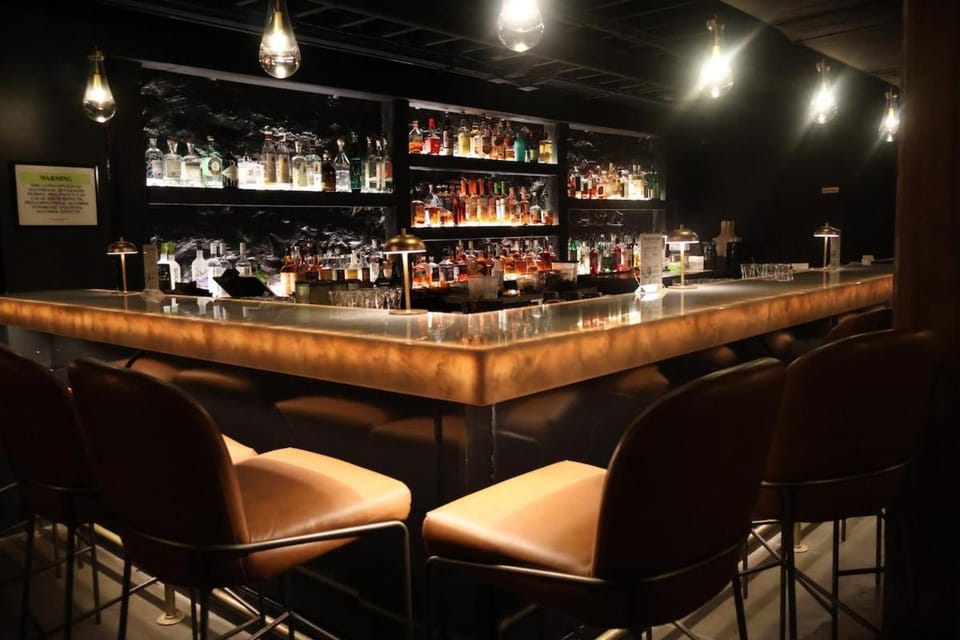 The 1865 Nashville Experience With Speakeasy, Pool & Parking Apartment in Nashville