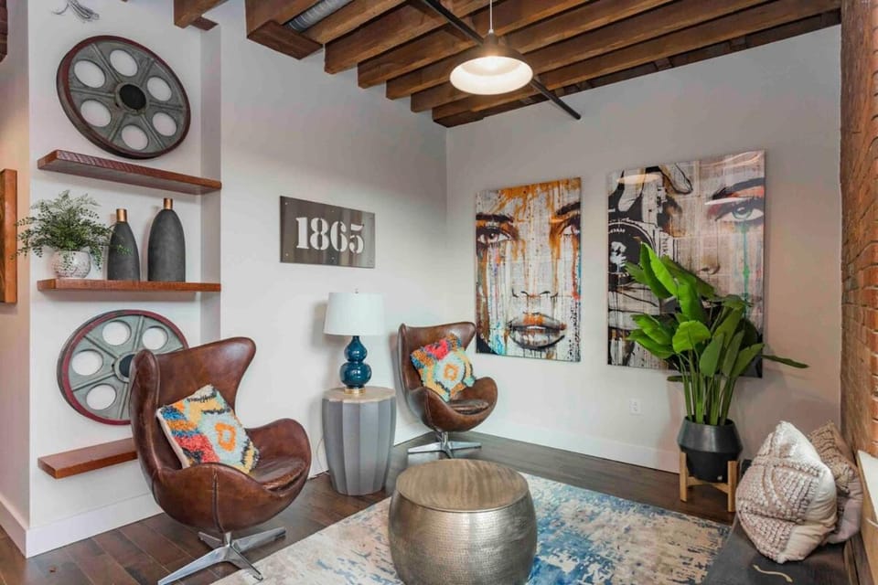 The 1865 Nashville Experience With Speakeasy, Pool & Parking Apartment in Nashville