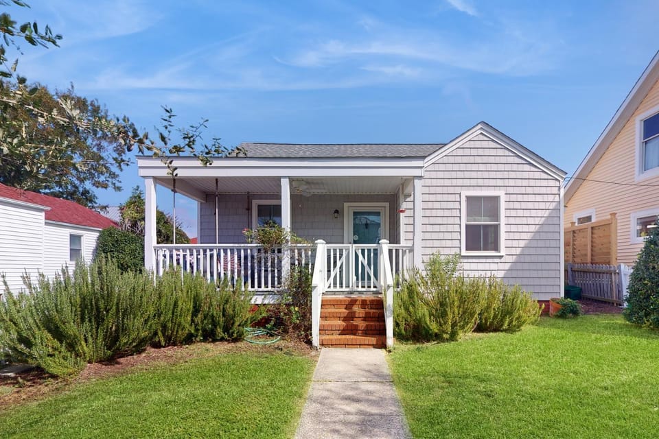 Dog-friendly cottage across from the water in a walkable neighborhood House in Beaufort