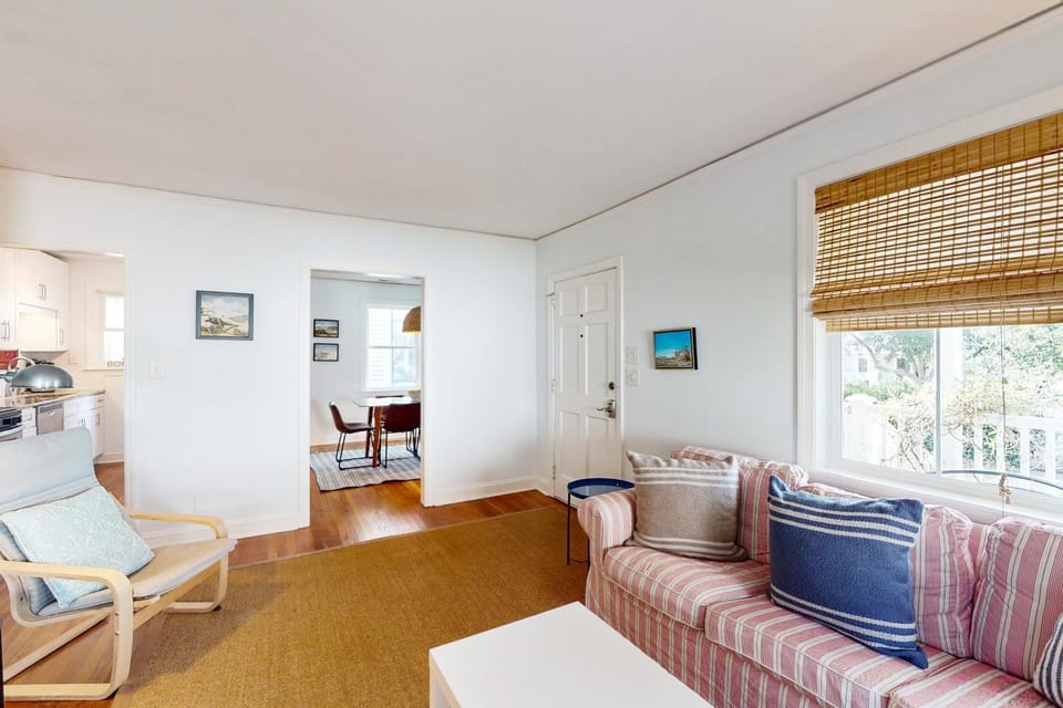 Dog-friendly cottage across from the water in a walkable neighborhood House in Beaufort