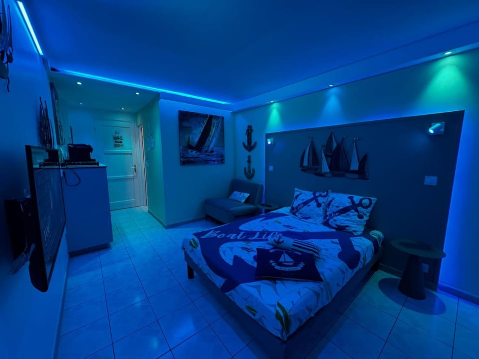 Bed, TV and multimedia, Photo of the whole room, Evening entertainment, Bedroom