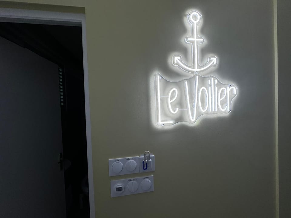 Facade/entrance, Property logo or sign, Decorative detail, Logo/Certificate/Sign, Text overlay