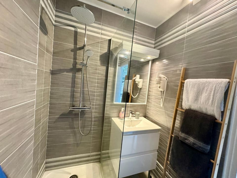 Shower, Bathroom, towels