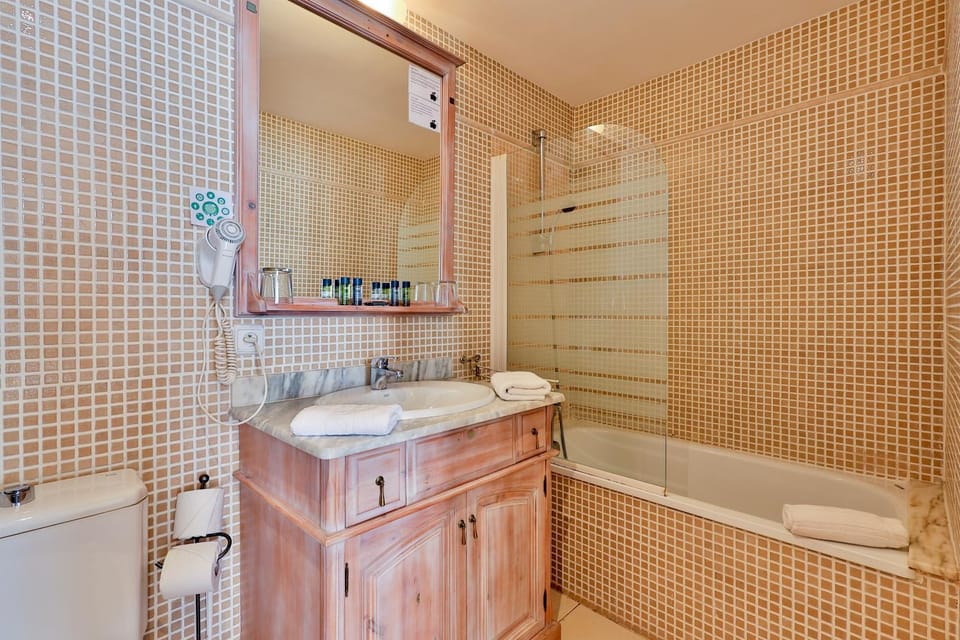 Bathroom, Bath, towels