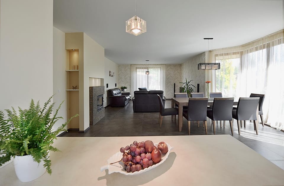 Kitchen or kitchenette, Living room, Food and drinks, Seating area, Dining area, Food