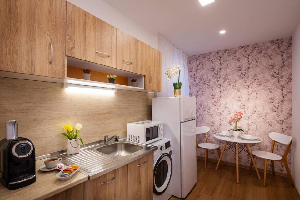 Coffee/tea facilities, Kitchen or kitchenette, Dining area, stove, toaster, washing machine, dryer