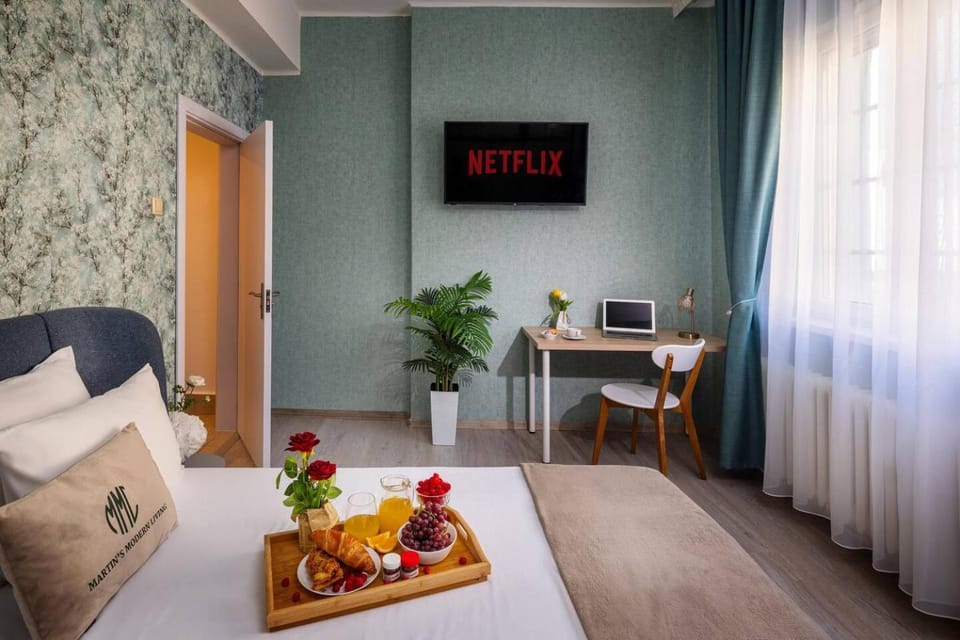 Bed, TV and multimedia, Food and drinks, Bedroom, Food