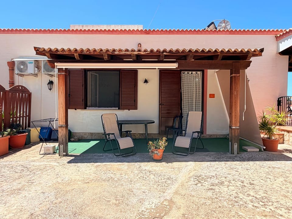 Property building, Patio, Balcony/Terrace