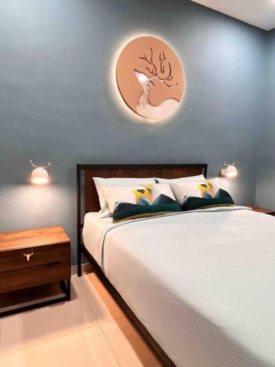 Bed, Photo of the whole room, Bedroom, fireplace, air conditioner