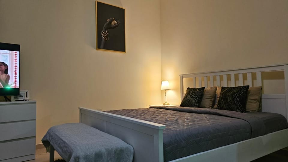 Bed, TV and multimedia, Photo of the whole room, Bedroom