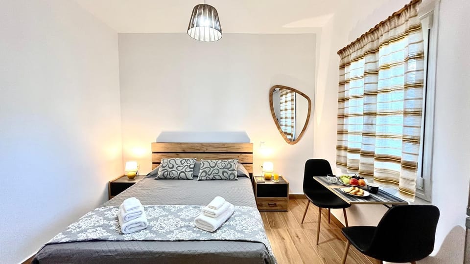 Bed, Photo of the whole room, Dining area, Bedroom, towels, towels