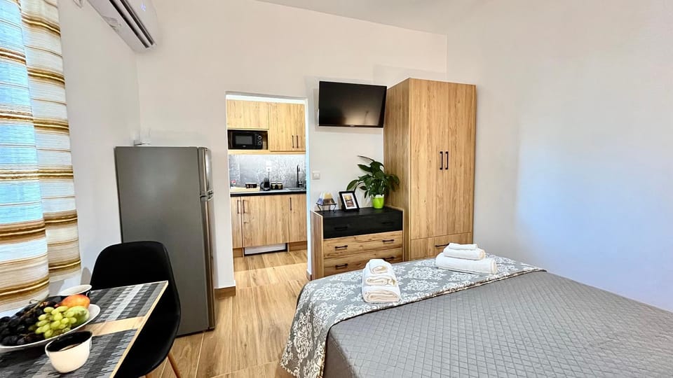 Bed, TV and multimedia, Photo of the whole room, Bedroom, wardrobe
