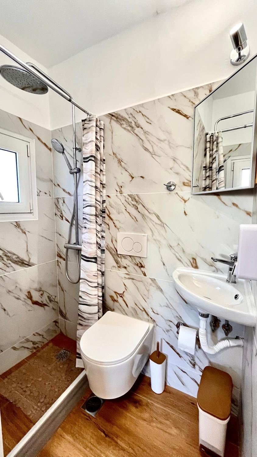 Shower, Toilet, Bathroom, towels