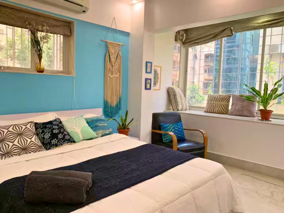 Bed, Living room, Photo of the whole room, Seating area, Bedroom