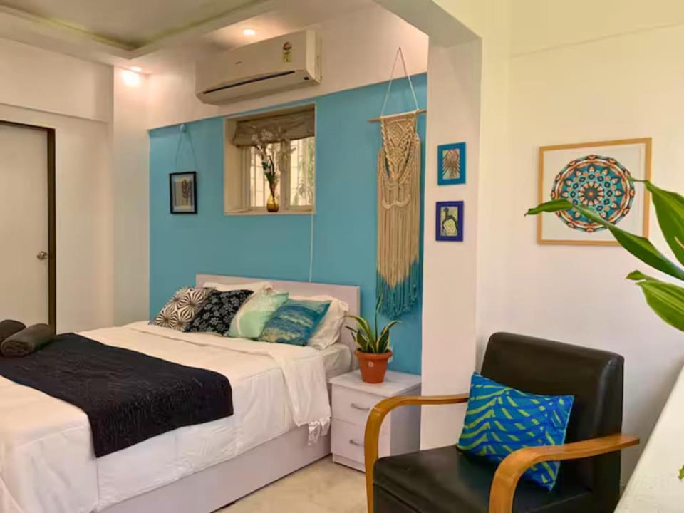 Bed, Living room, Photo of the whole room, Seating area, Bedroom