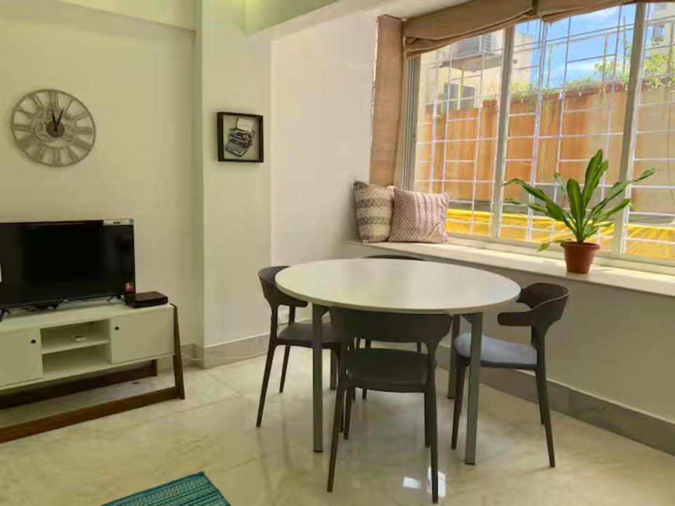 TV and multimedia, Living room, Seating area, Dining area, Evening entertainment