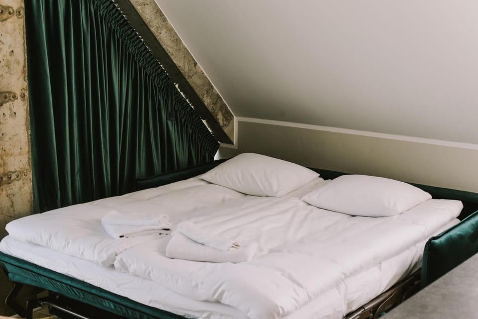 Bed, Bedroom, towels