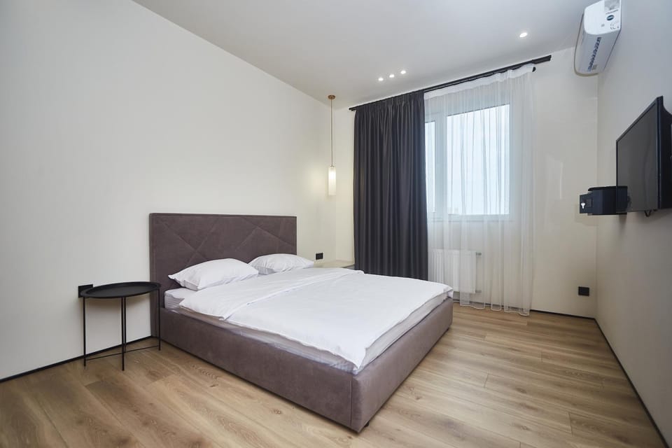 Bed, TV and multimedia, Bedroom