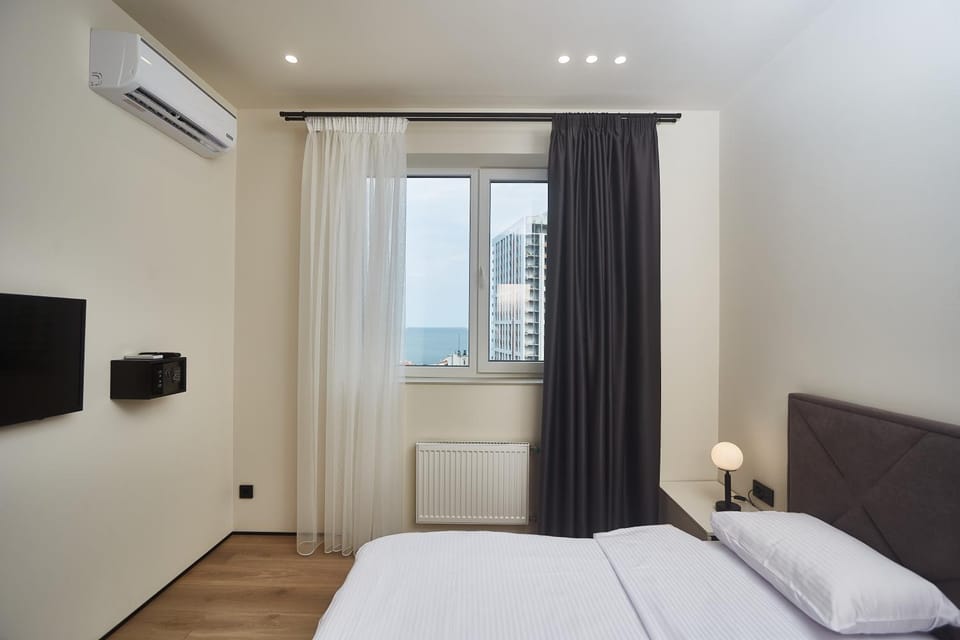 Bed, TV and multimedia, Photo of the whole room, Bedroom, air conditioner
