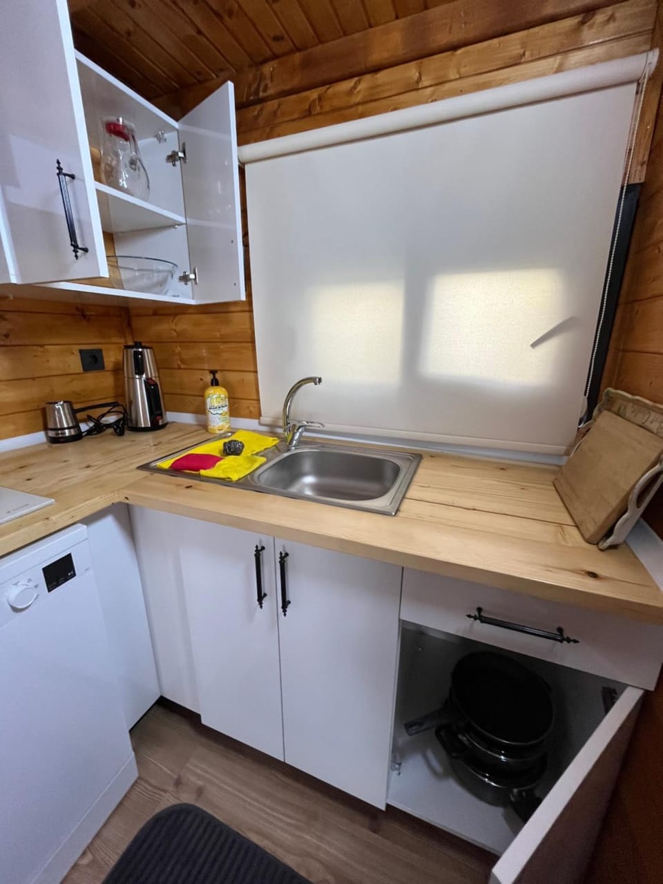 Coffee/tea facilities, Kitchen or kitchenette, stove