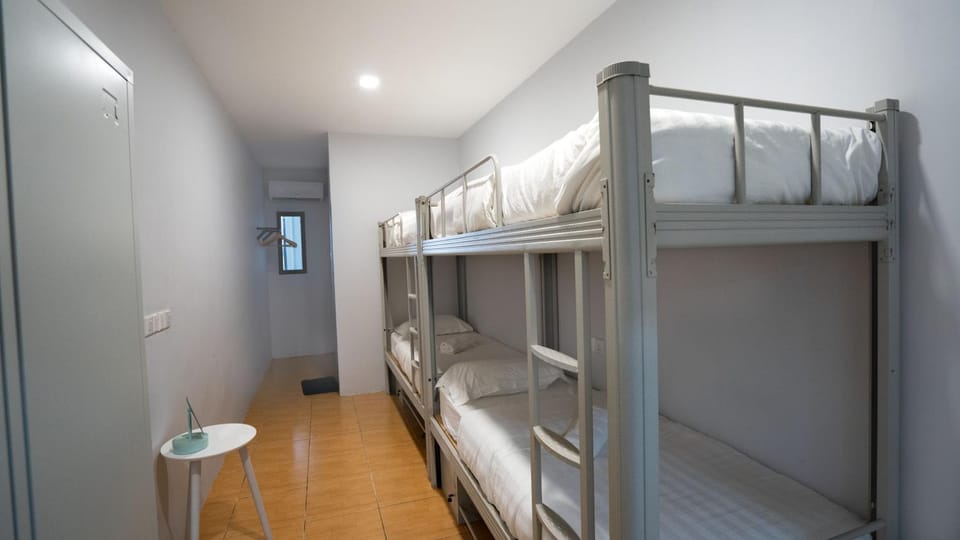 Bed, Photo of the whole room, Bedroom, bunk bed, towels