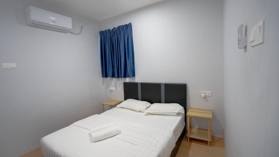 Bed, Photo of the whole room, Bedroom, towels, air conditioner