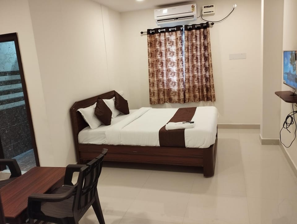 Photo of the whole room, air conditioner
